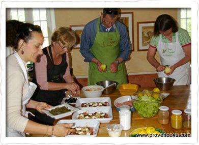 Natürliche-gesunde Provence Küche mit Kochkurs
Lassen Sie sich von einem Chef, der die Geheimnisse der traditionellen Provence Küche wohlkundig ist, in diese Kochkunst einführen. In einer großen Küche werden Sie kulinarische Gerichte unter Anweisung des Chefkochs zubereiten und genießen. Wahrscheinlich werden Sie Ihr selbst zubereitetes Essen sogar unter dem Sternenhimmel genießen können.