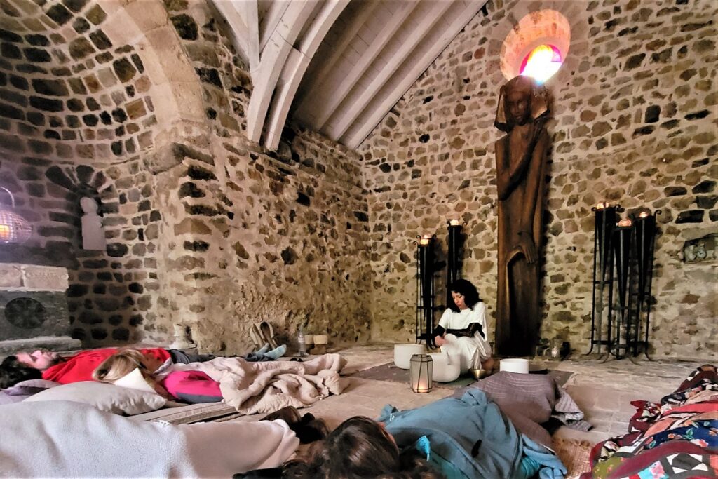 Selbst bei Hitze versammelt die Kühle der romanischen Kapelle vom 10. Jahrhundert die Teilnehmer zu einer Sitzung mit 
einer Virtuosin der Kristallklangschalen und des persischen Gesangs.